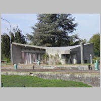 Bâtiment administratif de l'écluse de Kembs-Niffer par Le Corbusier (1961) à Kembs (Haut-Rhin, France), photo Gzen92, Wikipedia.jpg